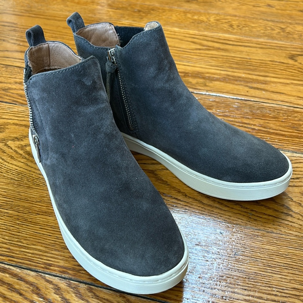 Sofft gray suede Britton Zip style booties.  Excellent used condition. Size 8.
